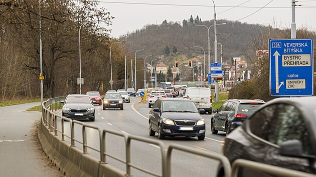 V Kn�ni�sk� ulici v Brn� je t�sno nejen aut�m, proto se objevuj� snahy o jej� roz���en�. (b�ezen 2026)