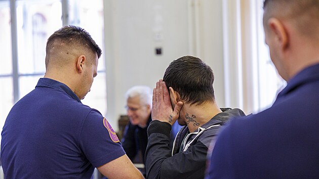 Valentyn Vasylovi� Dziubenko je ob�alovan� z loupe�e p�ed barem s n�sledkem smrti a zn�siln�n� ve v�znici. (10. b�ezna 2026)