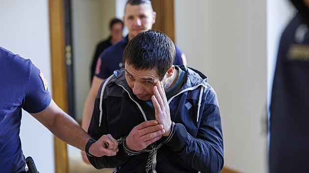 Valentyn Vasylovi� Dziubenko je ob�alovan� z loupe�e p�ed barem s n�sledkem smrti a zn�siln�n� ve v�znici. (10. b�ezna 2026)