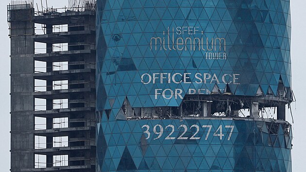 Budova v bahrajnsk� Man�m� �dajn� zasa�en� �r�nsk�m dronem (10. b�ezna 2026)