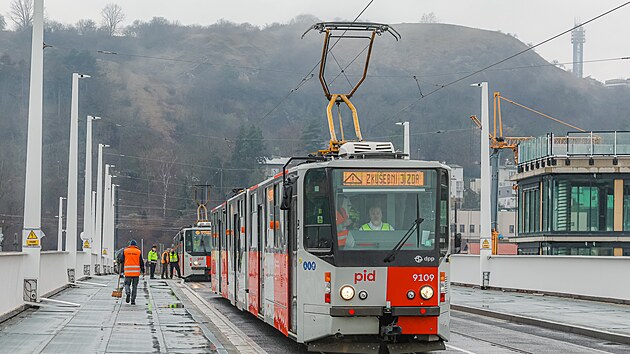 Testovac� j�zdy tramvaj� a autobus� po nov�m Dvoreck�m most� v Praze (12. b�ezna 2026)