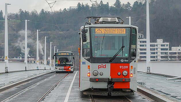 Testovac� j�zdy tramvaj� a autobus� po nov�m Dvoreck�m most� v Praze (12. b�ezna 2026)