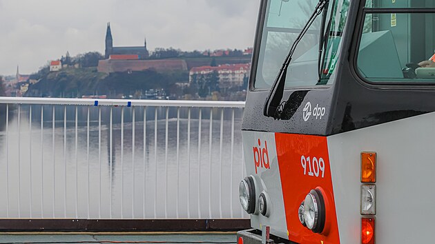 Testovac� j�zdy tramvaj� a autobus� po nov�m Dvoreck�m most� v Praze (12. b�ezna 2026)