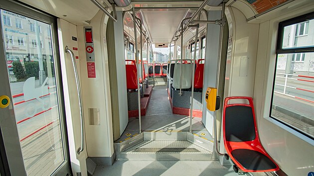 Tramvaje 14T jezd� po Praze u� 20 let. Dopravn� podnik je postupn� nech�v� modernizovat. (b�ezen 2026)