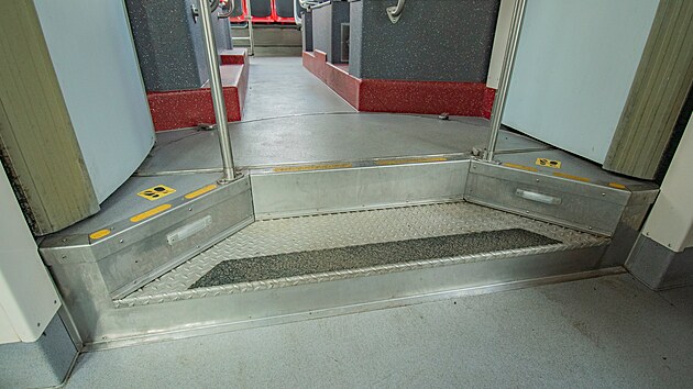 Tramvaje 14T jezd� po Praze u� 20 let. Dopravn� podnik je postupn� nech�v� modernizovat. (b�ezen 2026)