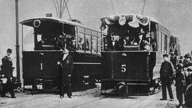 Zah�jen� provozu K�i��kovy elektrick� dr�hy z Karl�na do Libn� a Vyso�an v roce 1896. P�n v klobouku a s ��dy na prsou p�ed vozem ��slo 1 je Franti�ek K�i��k. (19. b�ezna 1896)