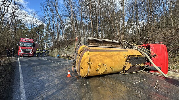 Nehoda cisterny p�ev�ej�c� kaly u K�cova na Kutnohorsku. (17. b�ezna 2026)