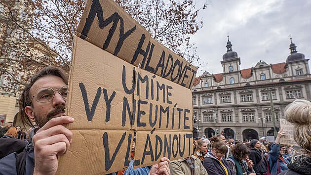 Demonstrace Stoj�me za kulturou!, kterou svolali studenti um�leck�ch vysok�ch �kol jako protest proti pl�novan�m �krt�m v rozpo�tu ministerstva kultury. Kon� se p�ed jedn�n�m Poslaneck� sn�movny o st�tn�m rozpo�tu na leto�n� rok. (11. b�ezna 2026)