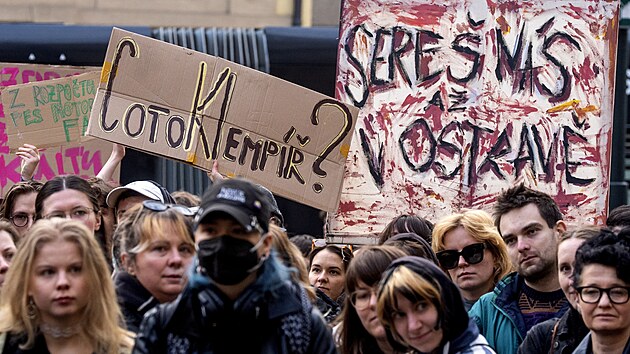 Demonstrace Stoj�me za kulturou!, kterou svolali studenti um�leck�ch vysok�ch �kol jako protest proti pl�novan�m �krt�m v rozpo�tu ministerstva kultury. Kon� se p�ed jedn�n�m Poslaneck� sn�movny o st�tn�m rozpo�tu na leto�n� rok. (11. b�ezna 2026)