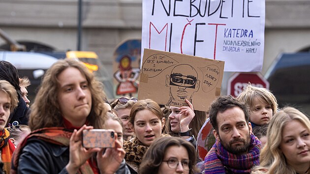 Demonstrace Stoj�me za kulturou!, kterou svolali studenti um�leck�ch vysok�ch �kol jako protest proti pl�novan�m �krt�m v rozpo�tu ministerstva kultury. Kon� se p�ed jedn�n�m Poslaneck� sn�movny o st�tn�m rozpo�tu na leto�n� rok. (11. b�ezna 2026)