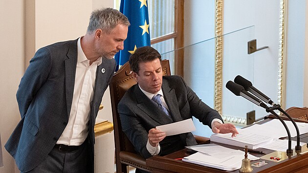 Sn�movna projedn�v� n�vrh z�kona o st�tn�m rozpo�tu �esk� republiky na rok 2026. Na sn�mku Zden�k H�ib (Pir�ti) a Jan Skope�ek (ODS). (11. b�ezna 2026)
