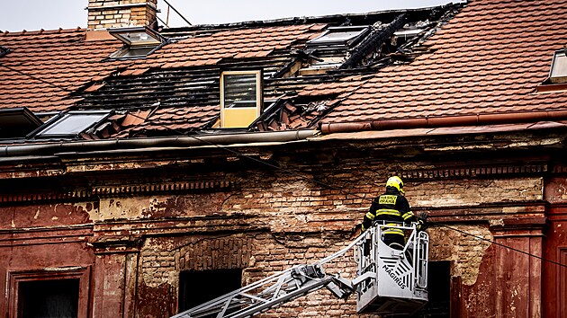 Hasi�i odstra�uj� n�sledky �niku a za�ehnut� plynu v Dobrovsk�ho ulici v Praze pobl� budovy ministerstva vnitra. (11. b�ezna 2026)