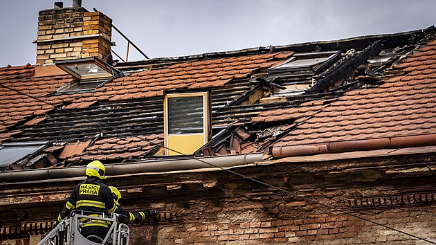 Hasi�i odstra�uj� n�sledky �niku a za�ehnut� plynu v Dobrovsk�ho ulici v Praze pobl� budovy ministerstva vnitra. (11. b�ezna 2026)