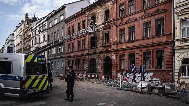 Hasi�i odstra�uj� n�sledky �niku a za�ehnut� plynu v Dobrovsk�ho ulici v Praze pobl� budovy ministerstva vnitra. (11. b�ezna 2026)