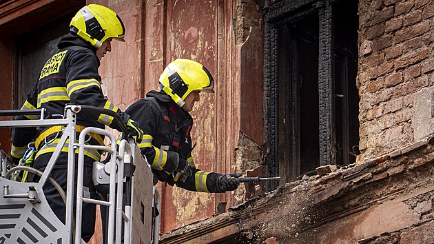 Hasi�i odstra�uj� n�sledky �niku a za�ehnut� plynu v Dobrovsk�ho ulici v Praze pobl� budovy ministerstva vnitra. (11. b�ezna 2026)