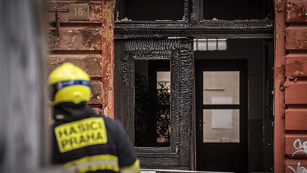 Hasi�i odstra�uj� n�sledky �niku a za�ehnut� plynu v Dobrovsk�ho ulici v Praze pobl� budovy ministerstva vnitra. (11. b�ezna 2026)