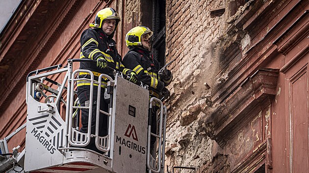 Hasi�i odstra�uj� n�sledky �niku a za�ehnut� plynu na Dobrovsk�ho ulici v Praze pobl� budovy ministerstva vnitra. (11. b�ezna 2026)