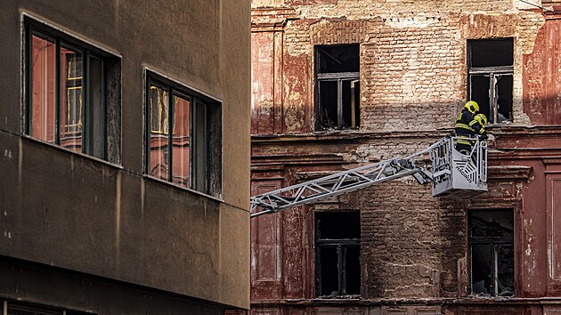 Hasi�i odstra�uj� n�sledky �niku a za�ehnut� plynu na Dobrovsk�ho ulici v Praze pobl� budovy ministerstva vnitra. (11. b�ezna 2026)