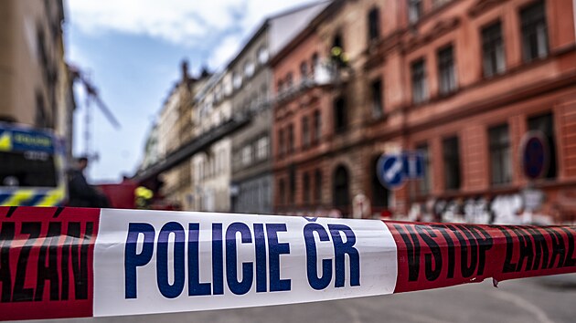 Policie uzav�ela okol� domu, kde 10. b�ezna do�lo k �niku a za�ehnut� plynu na Dobrovsk�ho ulici v Praze pobl� budovy ministerstva vnitra. (11. b�ezna 2026)