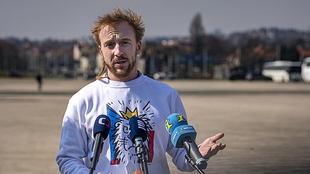 Tiskov� konference p�ed sobotn�m shrom�d�n�m nazvan� Nenech�me si ukr�st budoucnost, kter� ohl�sil spolek Milion chvilek. Na sn�mku Mikul� Min��. (19. b�ezna 2026)