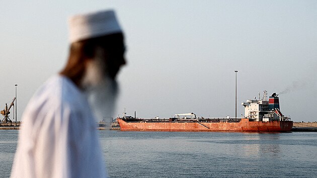 Tanker Callisto kotv� v p��stavu Sultan Qaboos, proto�e v Hormuzsk�m pr�livu doch�z� k omezen� lodn� dopravy v souvislosti s americko-izraelsk�m konfliktem s �r�nem.