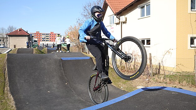 Z�jemci mohou v Nov�m Ji��n� vyu��vat od 5. b�ezna nov� sportovi�t�, takzvan� pumptrack. Radnice pl�nuje i jeho slavnostn� otev�en� s programem na p�tek 8. kv�tna 2026. Pumptrack vznikl v m�st� b�val�ho Horn�ho n�dra��. V okol� byla nov� vyseta tr�va, kter� nyn� pot�ebuje �as, aby zako�enila. Z tohoto d�vodu je zat�m mo�n� pohybovat se pouze po zpevn�n�ch ploch�ch. (9. b�ezen 2026)
