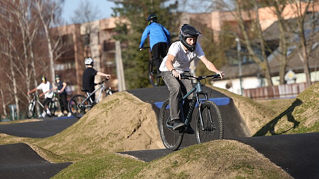 Z�jemci mohou v Nov�m Ji��n� vyu��vat od 5. b�ezna nov� sportovi�t�, takzvan� pumptrack. Radnice pl�nuje i jeho slavnostn� otev�en� s programem na p�tek 8. kv�tna 2026. Pumptrack vznikl v m�st� b�val�ho Horn�ho n�dra��. V okol� byla nov� vyseta tr�va, kter� nyn� pot�ebuje �as, aby zako�enila. Z tohoto d�vodu je zat�m mo�n� pohybovat se pouze po zpevn�n�ch ploch�ch. (9. b�ezen 2026)