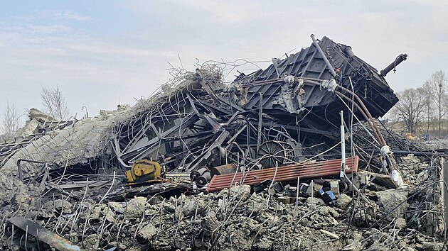Stav po odst�elu skipov� v�e Dolu Sta��� II z 12. b�ezna 2026. Sn�mek zachycuje hromadu suti a zkroucen�ch ocelov�ch konstrukc�, kter� zbyly z pades�timetrov� dominanty are�lu. Prach se ji� usadil a na m�st� z�stalo p�ibli�n� 2 000 tun betonov�ho a kovov�ho �rotu.