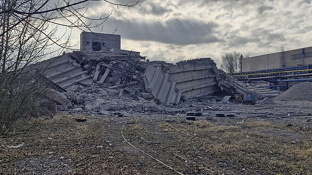 Stav po odst�elu skipov� v�e Dolu Sta��� II z 12. b�ezna 2026. Sn�mek zachycuje hromadu suti a zkroucen�ch ocelov�ch konstrukc�, kter� zbyly z pades�timetrov� dominanty are�lu. Prach se ji� usadil a na m�st� z�stalo p�ibli�n� 2 000 tun betonov�ho a kovov�ho �rotu.