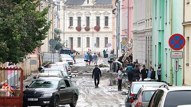 Krnov spustil kl��ov� opravy po povodn�ch v centru m�sta.  Na sn�mku je ulice Star� ze z��� 2024.