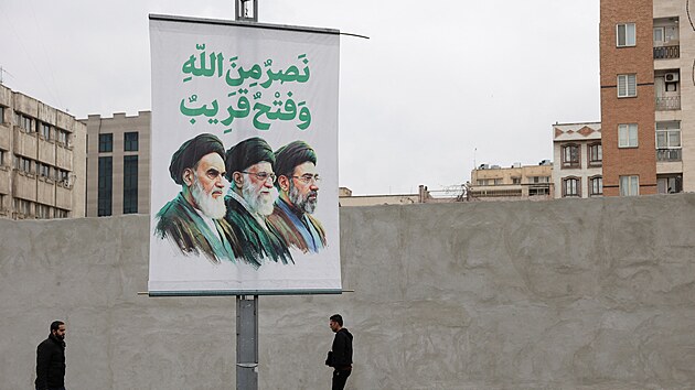 Transparent zobrazuj�c� nov�ho �r�nsk�ho nejvy���ho v�dce Mod�t�bu Chamene�ho vis� v Teher�nu. (10. b�ezna 2026)