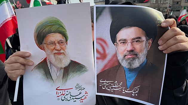 �ena dr�� plak�ty s ajatoll�hem Mod�tabou Chamene�m b�hem demonstrace na jeho podporu v Teher�nu. (9. b�ezna 2026)
