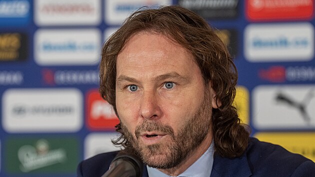 Mana�er �esk�ch fotbalov�ch reprezentac� Pavel Nedv�d na nomina�n� tiskov� konferenci p�ed bar�� o mistrovstv� sv�ta.