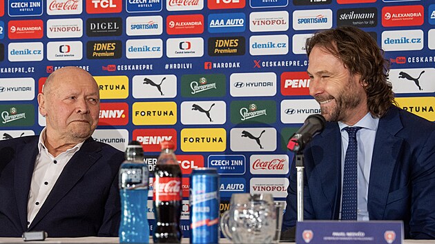 Nomina�n� tiskov� konference p�ed bar�i o mistrovstv� sv�ta. Vlevo tren�r �esk�ch fotbalist� Miroslav Koubek, vedle gener�ln� mana�er reprezentac� Pavel Nedv�d.