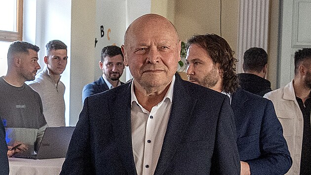 Tren�r �esk�ch fotbalist� Miroslav Koubek (vpravo) p�ich�z� v doprovodu p�edsedy FA�R Davida Trundy na nomina�n� tiskovou konferenci p�ed bar�� o mistrovstv� sv�ta.