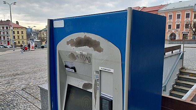 Nov� z�stane na jihlavsk�m Masarykov� n�m�st� jen dob�jec� automat pod Priorem. Druh�, kter� st�val p�ed po�tou, u� se na sv� m�sto nevr�t�.. (11. b�ezna 2026)
