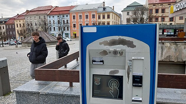 Nov� z�stane na jihlavsk�m Masarykov� n�m�st� jen dob�jec� automat pod Priorem. Druh�, kter� st�val p�ed po�tou, u� se na sv� m�sto nevr�t�.. (11. b�ezna 2026)