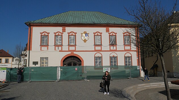 Fas�da Star� radnice v sou�asn� podob� u� nebude m�t dlouh�ho trv�n�. P�ijde o nep�vodn� barevn� dekory kolem oken a dve��. (b�ezen 2026)