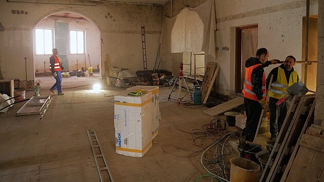 Jedn�m z dominantn�ch prvk� respiria � odpo�inkov�ho a vzd�l�vac�ho z�zem�, je strop, j�m� bude pronikat dovnit� sv�tlo skrze �ty�i velk� sv�tl�ky. (b�ezen 2026)