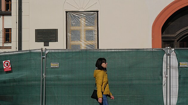 O nep�vodn� barevn� lemov�n� oken a dve�� radnice p�ijde. Jak to bude vypadat, je patrn� na spodn�m okn�. (b�ezen 2026)