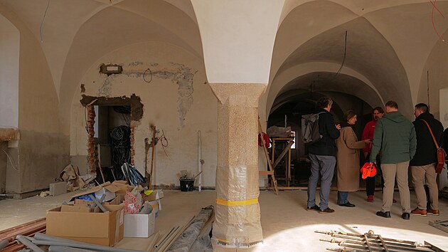 Ve vstupn�ch prostor�ch s klenut�mi stropy bude cisterci�ck� n�v�t�vnick� centrum. Fungovat tam bude rovn� TIC � servis pro turisty a dal�� n�v�t�vn�ky. (b�ezen 2026)