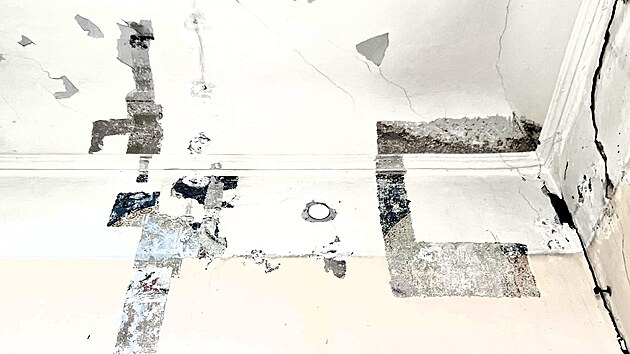 Na z�mku Stekn�k nedaleko �atce prob�hl dopl�uj�c� restaur�torsk� pr�zkum. Odborn�ci v ji�n�m k��dle pam�tky zkoumali vz�cn� n�st�nn� malby, kter� jsou z velk� ��sti dosud ukryt� pod nov�j��mi vrstvami om�tek a n�t�r�. (b�ezen 2026)