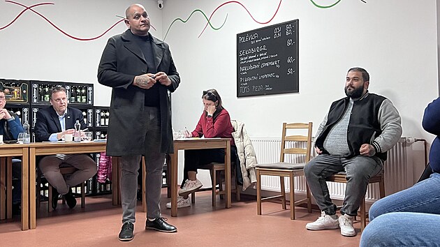 Provozovatel ubytovny v Drahomy�li na Lounsku Martin �erve��k na jedn�n� zastupitelstva (b�ezen 2026)