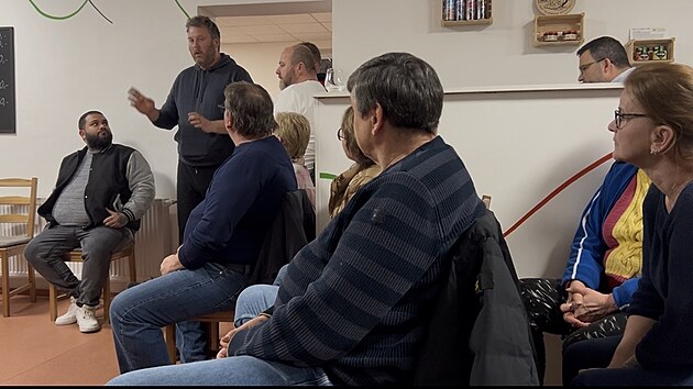 Na jedn�n� zastupitelstva v Drahomy�li dorazila spousta lid�. (b�ezen 2026)