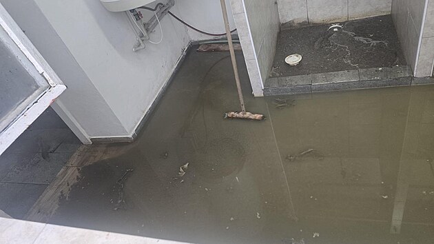 �Spla�ky jim zatopily p��zem� a vy�e�ili to tak, �e vykopali strouhu a odvedli je mimo budovu. Hroz� tam riziko infek�n�ch chorob,� ��kaj� o ubytovn� m�stn�.