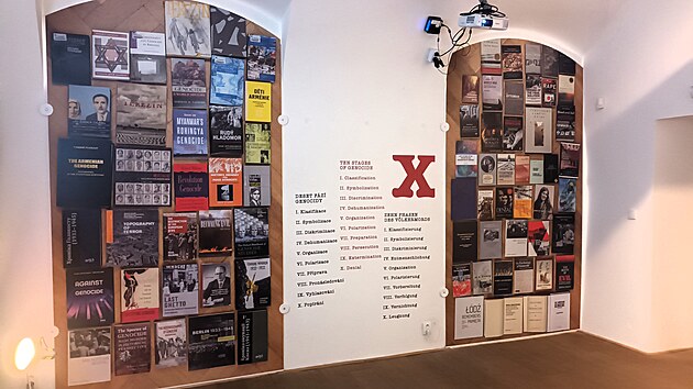 Ve Wieserov� dom� v Terez�n� se otev�ela nov� st�l� expozice Centra studi� genocid Terez�n. Multimedi�ln� projekt nazvan� Zlo�in beze jm�na mapuje z�sadn� zlo�iny proti lidskosti, kter� se ud�ly v minul�m stolet�. (b�ezen 2026)