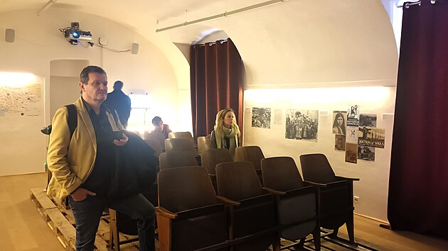 Ve Wieserov� dom� v Terez�n� se otev�ela nov� st�l� expozice Centra studi� genocid Terez�n. Multimedi�ln� projekt nazvan� Zlo�in beze jm�na mapuje z�sadn� zlo�iny proti lidskosti, kter� se ud�ly v minul�m stolet�. (b�ezen 2026)