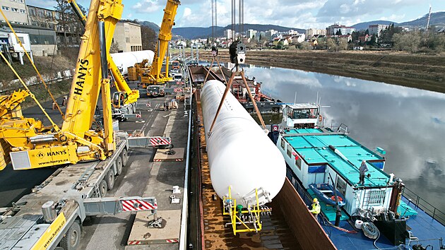 Z�sobn�ky na zkapaln�n� plyny z d�lny firmy Chart Ferox po v�ce ne� roce opou�t�j� p��stav v D���n� a m��� k z�kazn�k�m do �v�dska a dal��ch zem� na severu Evropy. (17. b�ezna 2026)