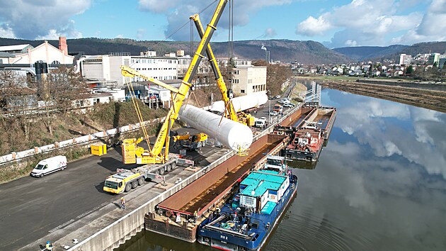 Z�sobn�ky na zkapaln�n� plyny z d�lny firmy Chart Ferox po v�ce ne� roce opou�t�j� p��stav v D���n� a m��� k z�kazn�k�m do �v�dska a dal��ch zem� na severu Evropy. (17. b�ezna 2026)