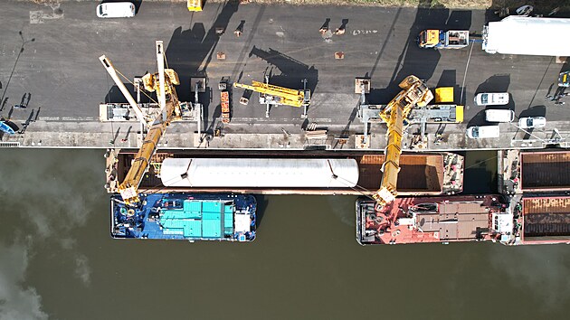 Z�sobn�ky na zkapaln�n� plyny z d�lny firmy Chart Ferox po v�ce ne� roce opou�t�j� p��stav v D���n� a m��� k z�kazn�k�m do �v�dska a dal��ch zem� na severu Evropy. (17. b�ezna 2026)